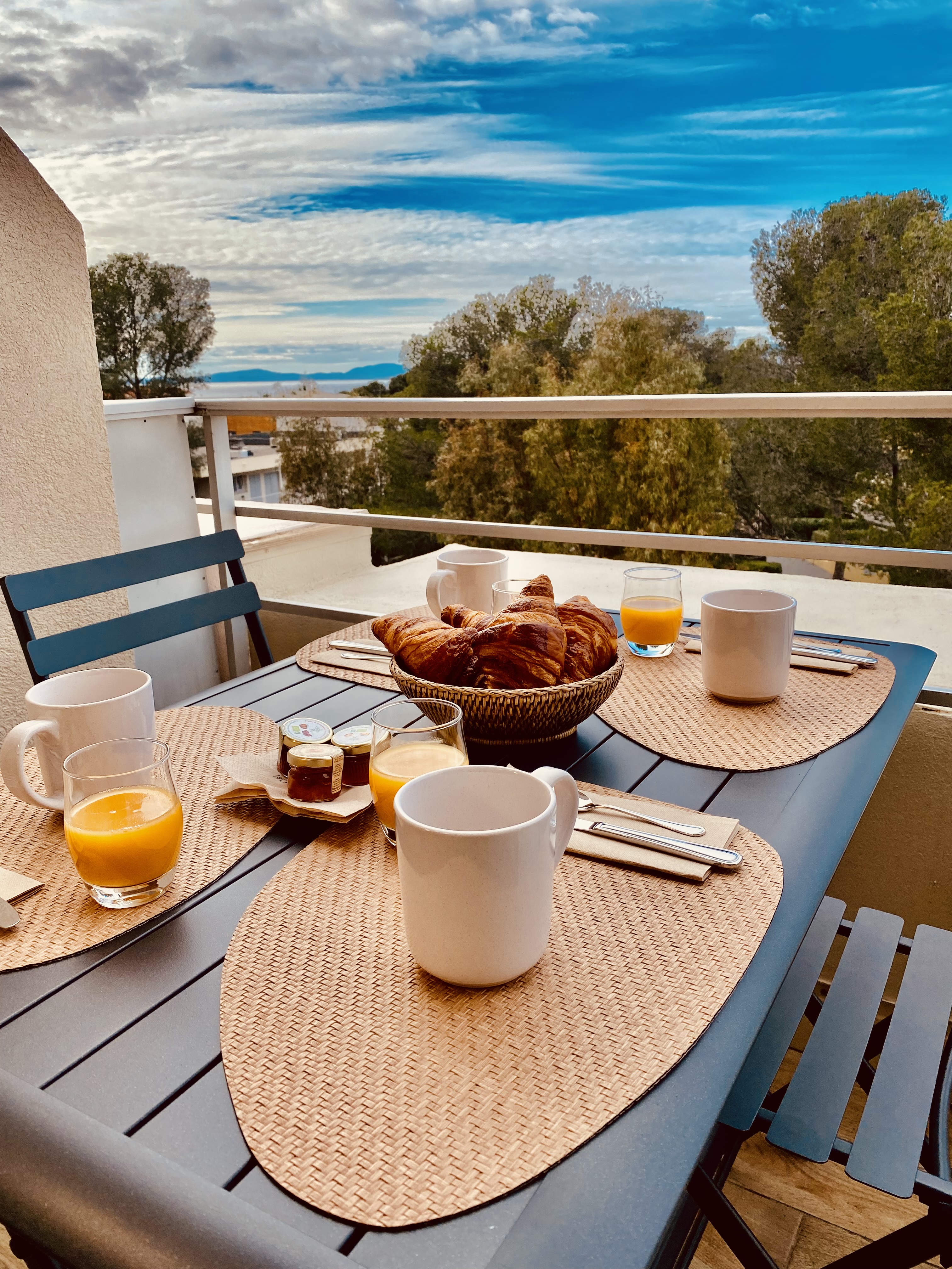 Petit-déjeuner vue mer de la terrasse